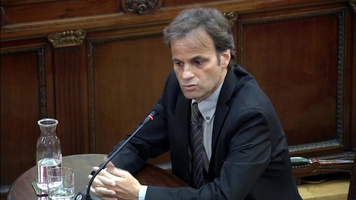 Imatge general de Jaume Asens declarant al Suprem.