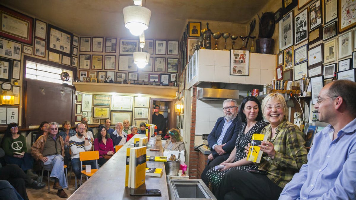 Margarida Aritzeta, i altres convidats a l'acte, ahir a la tarda durant la tertúlia celebrada al bar.