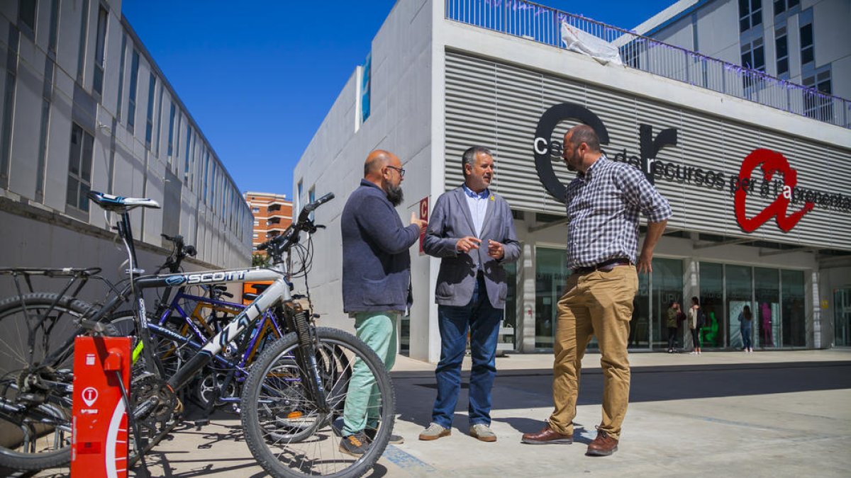 Albarrán, Ricomà i Puig, ahir, a l'aparcament de bicicletes del Campus Catalunya de la URV.