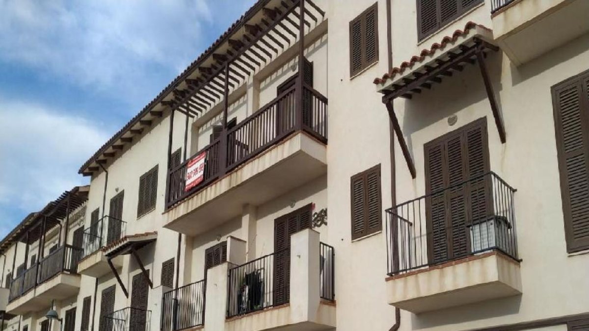 El piso más barato se encuentra en Sant Jaume d'Enveja con un precio de 37.800 euros.