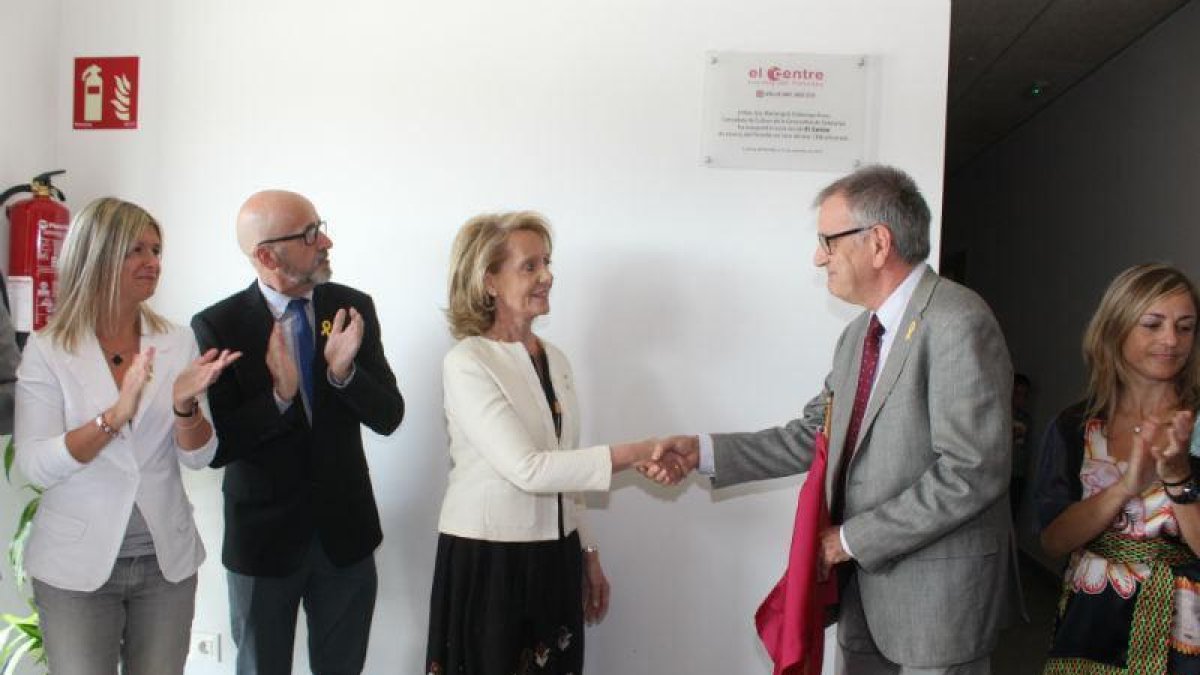 Moment en què es va destapar la placa commemorativa amb la consellera Mariàngela Vilallonga donant la mà al president del Centre, Llorenç Rafecas. Al costat el president sortint del Centre, Josep Maria Vinyes, i la presidenta de la Diputació, Noemí Llauradó.