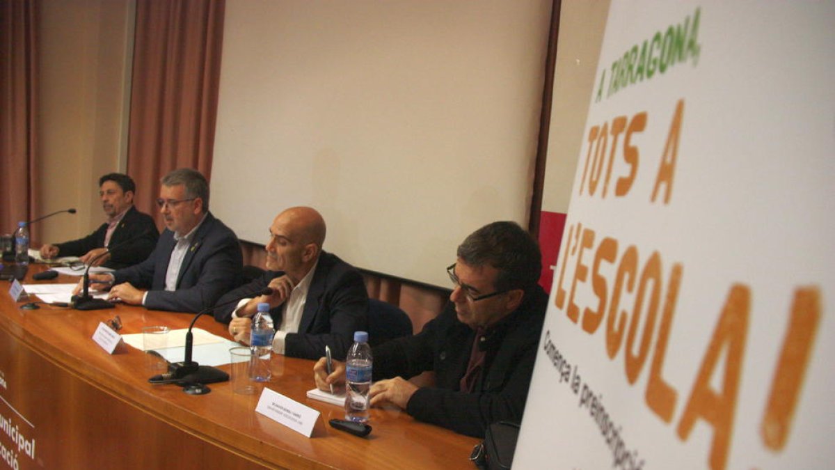 Imagen de la presentación del estudio impulsado por Xavier Bonal, a la derecha, que se ha celebrado en el Instituto Municipal de Educación de Tarragona.