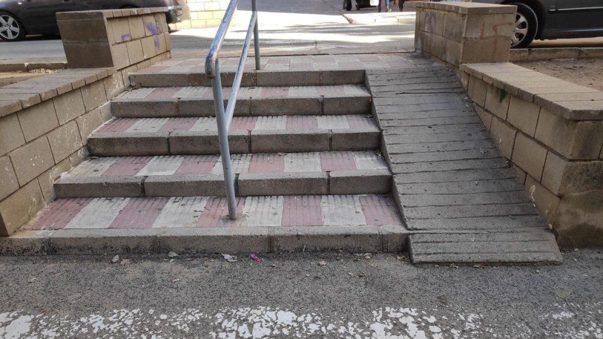 Una de las barreras arquitectónicas del barrio de Sant Pere i Sant Pau, unas escaleras con una rampa muy estrecha y en mal estado.