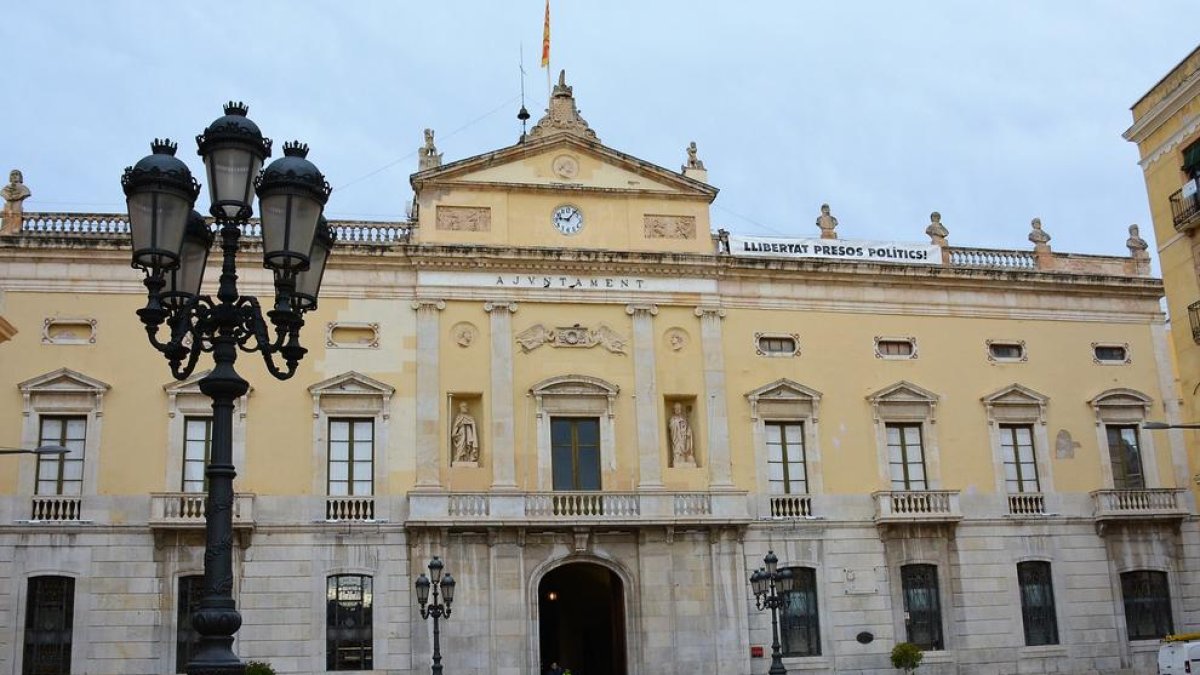 Pla general de la façana de l'Ajuntament de Tarragona amb la pancarta amb el lema 'Llibertat presos polítics', l'11 de novembre del 2019