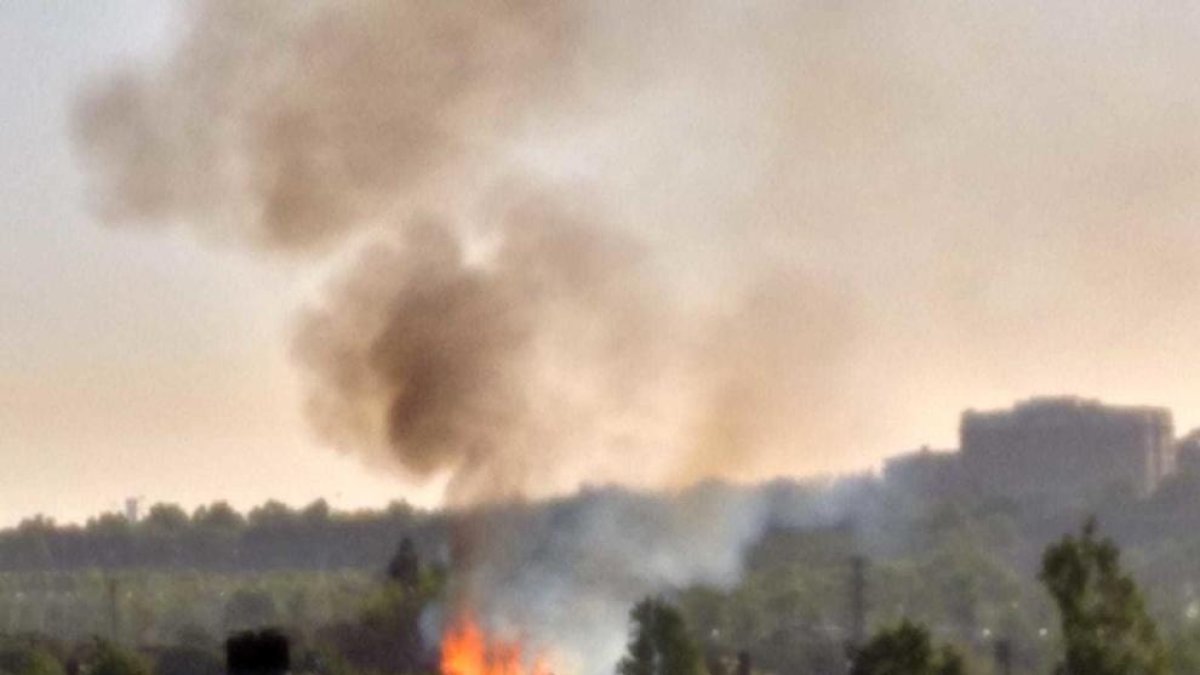 Imagen del incendio de vegetación en el paseo 30 de octubre de Salou.