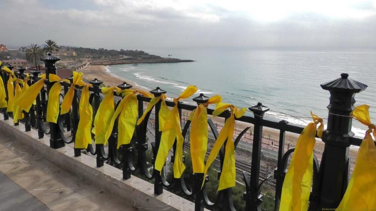 Imagen de los lazos colgados en el Balcó.