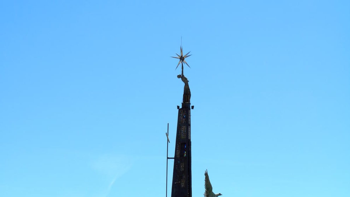 Pla general del monument franquista de l'Ebre a Tortosa. Imatge del 13 de maig del 2019 (vertical)