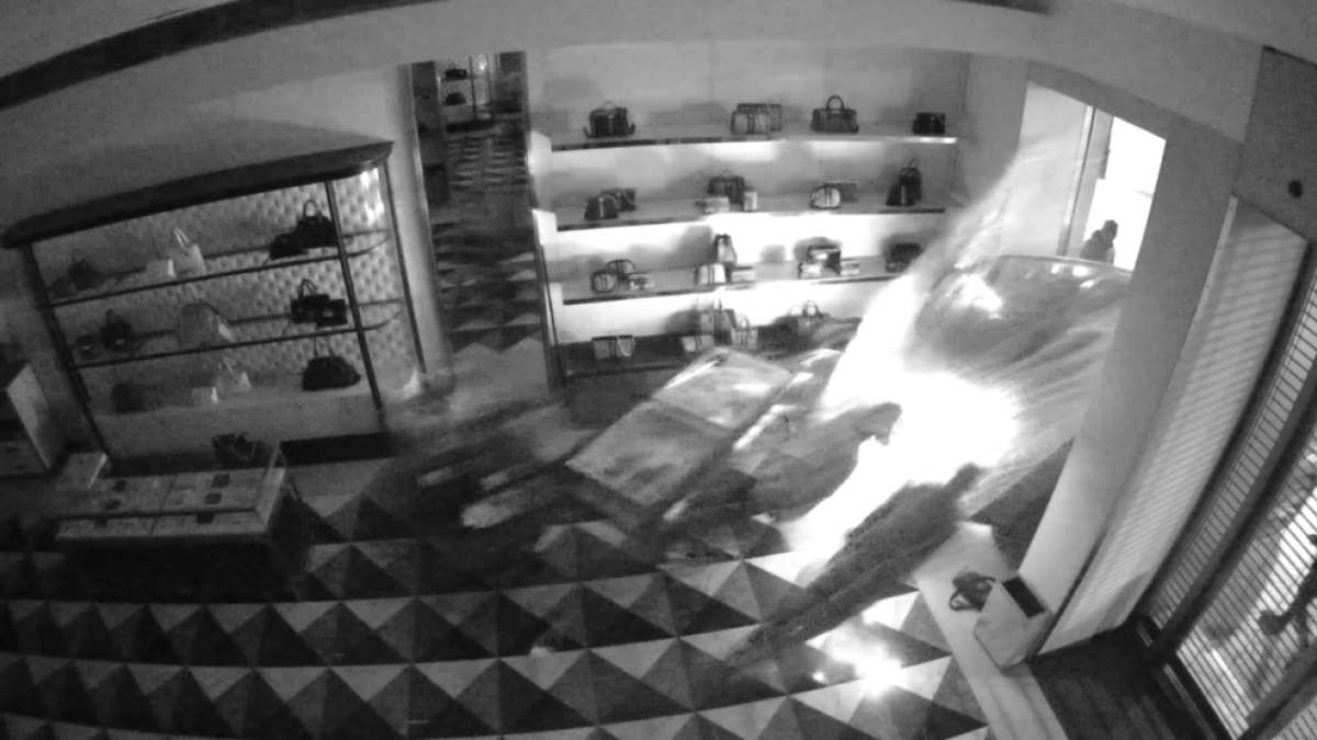 Imagen de las cámaras de seguridad de un establecimiento donde entraron a robar.