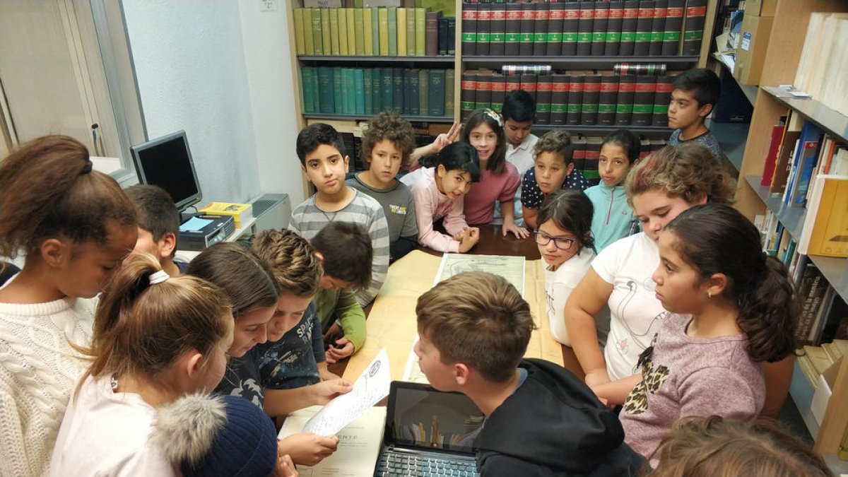 Imagen de los alumnos durante su visita al Archivo Municipal