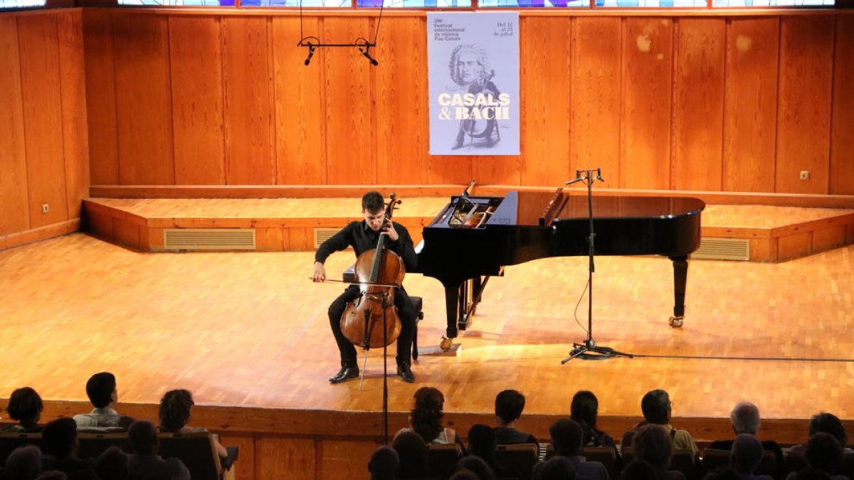 El violoncelista Victor-Julien Lafarrière en el concierto inaugural del 39º Festival Internacional de Música Pau Casals del Vendrell.