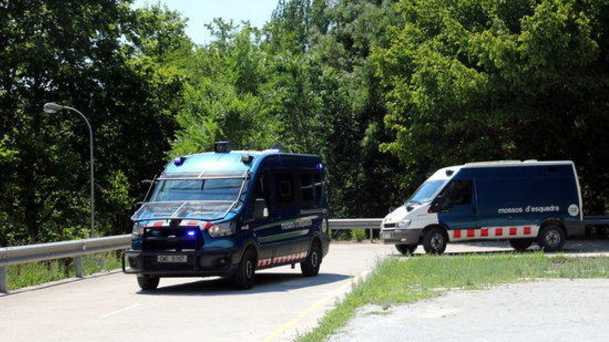 Las furgonetas saliendo de los Juzgados de Manresa con los cuatro detenidos por la violación.