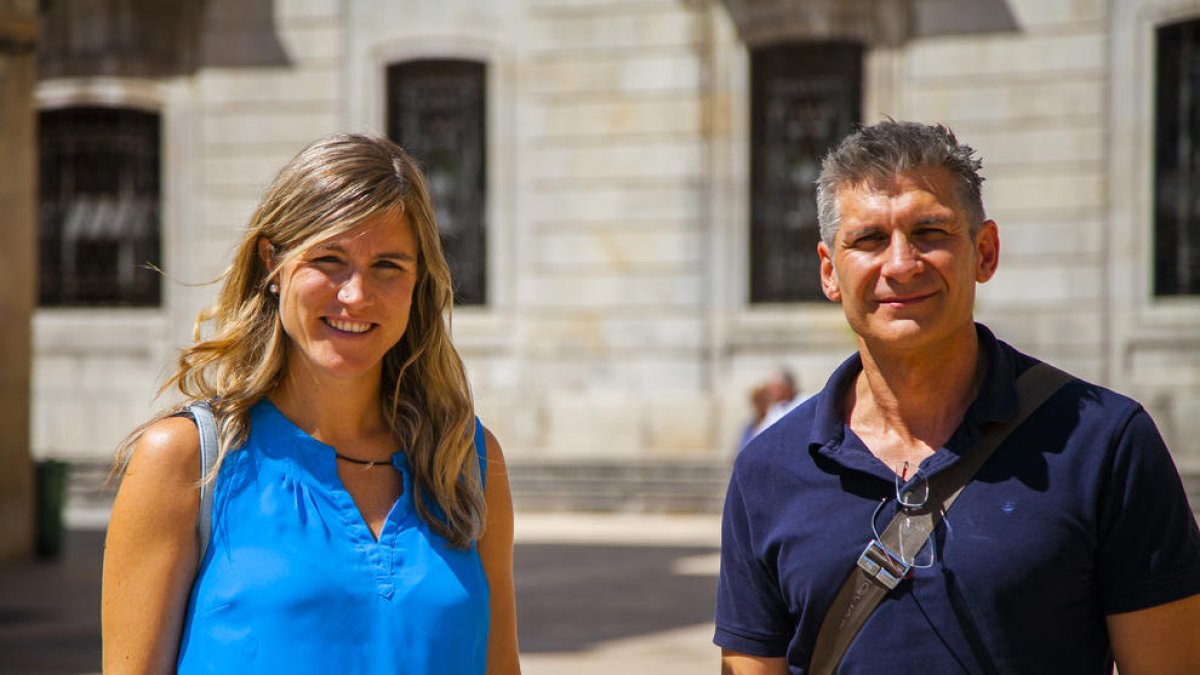 Teresa Lambea y Juan Muñoz, organizadores de la jornada, en la plaza de la Font.