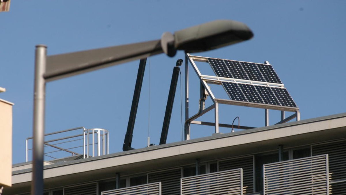 Placa solar que va ser instal·lada en un edifici del campus Sescelades de la Rovira i Virgili.