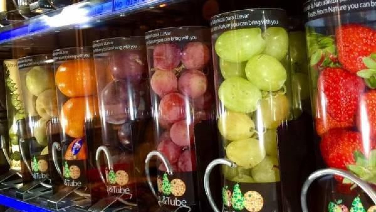 Imagen de una máquina de vending con fruta.