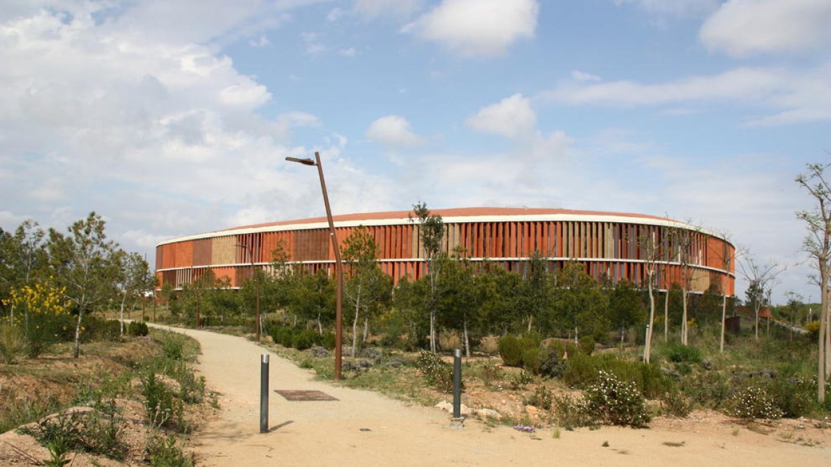 Plano general del parque de la Anilla Mediterránea, con el Palau d'Esports al fondo.