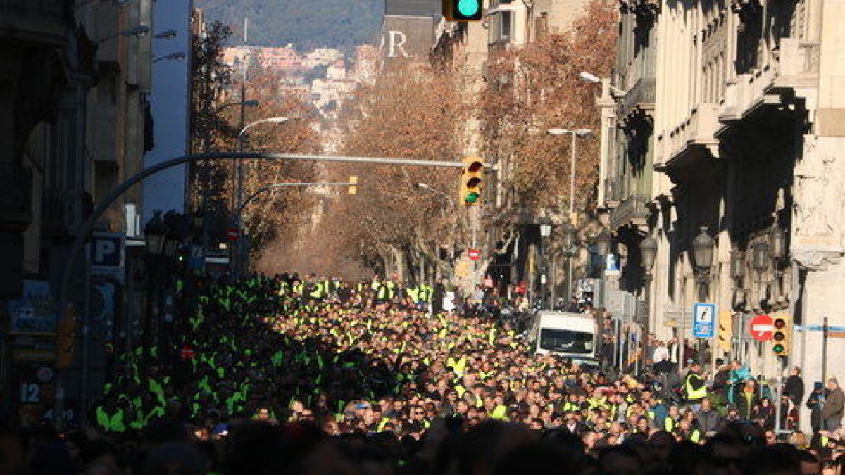 Plano general de la manifestación de taxistas bajando por Via Laietana.