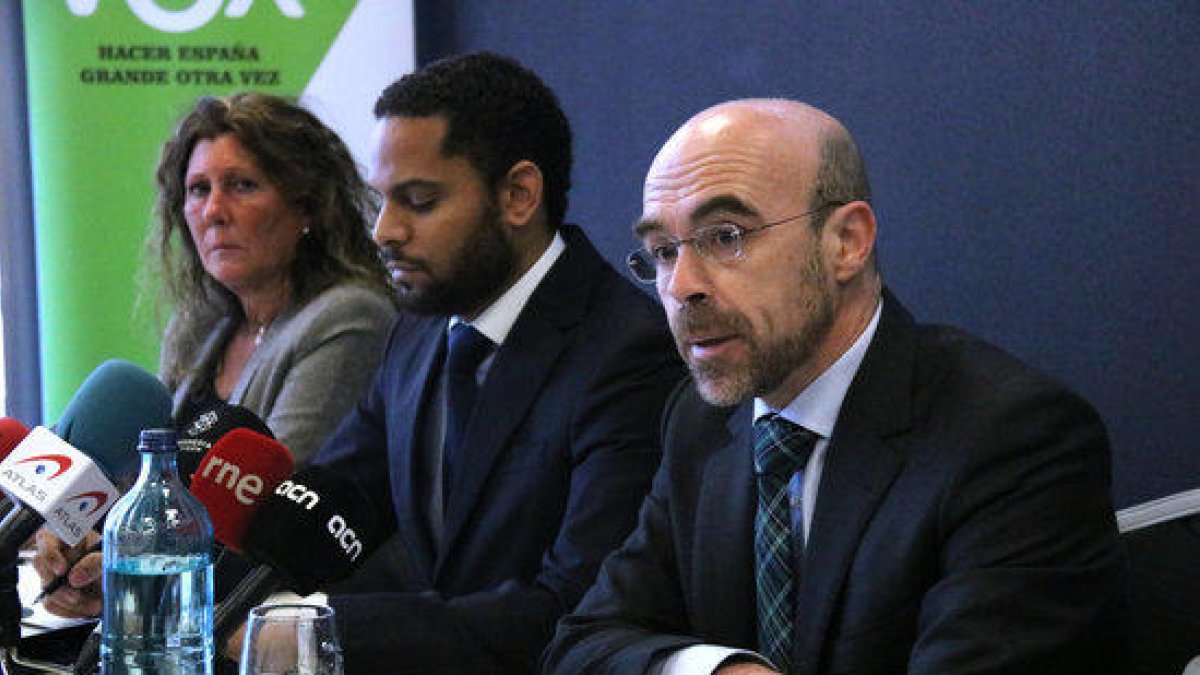 El portaveu de Vox a Barcelona, Jorge Buxadé (dreta), el portaveu del Comitè Executiu Nacional, Ignacio Garriga (centre) i la presidenta a Barcelona, Lola Martín (esquerra), en roda de premsa a l'Hotel Barceló Sants aquest 21 de gener.