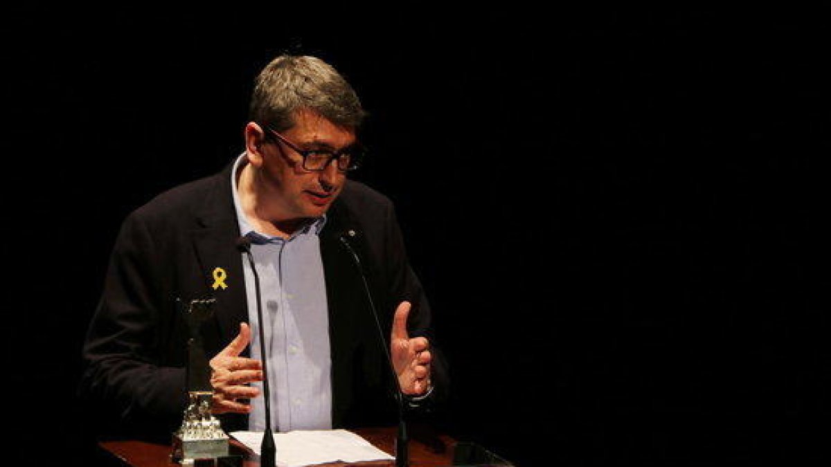 Marc Capdevila, hablando, al recoger el premio Pin i Soler 2018 de novela a los premios literarios de Tarragona