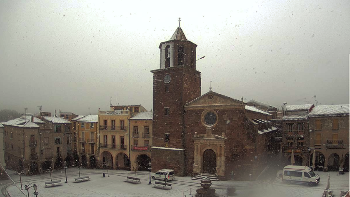 Imatge de la plaça Major de Prades el matí d'aquest dimecres.