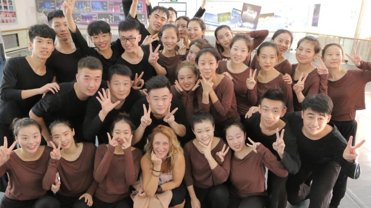 Verònica Blasco amb un grup d'alumnes xinesos després d'impartir una classe.