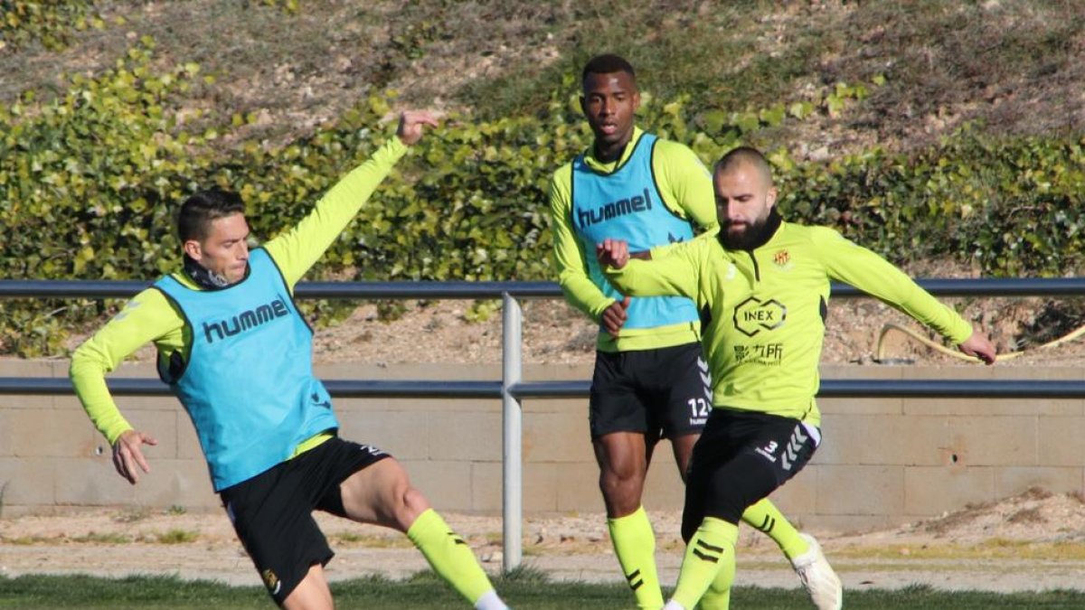 David Rocha, a l'esquerra de la imatge, durant un entrenament amb el Nàstic aquesta temporada.