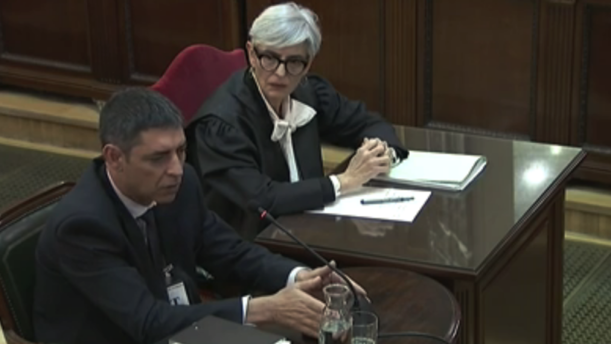 Josep Lluís Trapero, junt a la seva advocada, en la seva declaració al Tribunal Suprem.