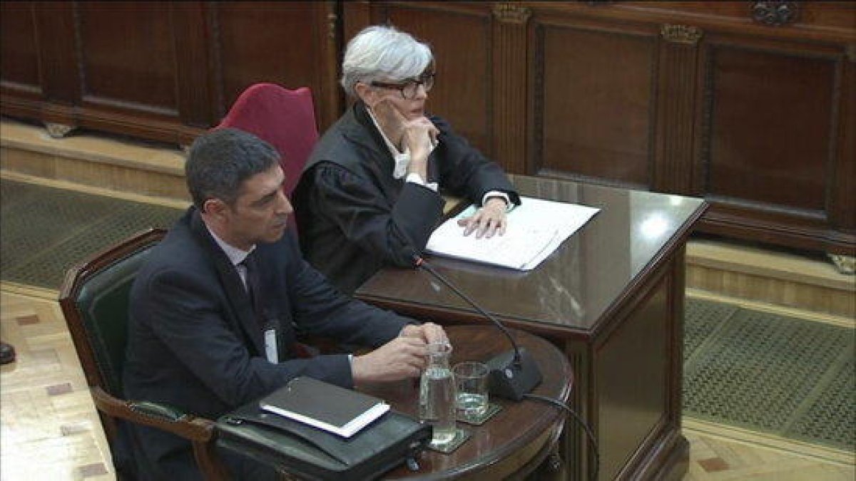 El 'major' de los Mossos D'Esquadra Josep Lluís Trapero durante la comparecencia en el Tribunal Supremo acompañado por su letrada, Olga Tubau.