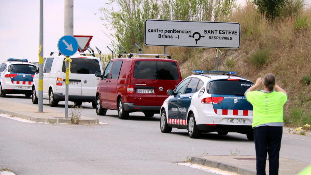 Imatge d'arxiu de la comitiva policial que va transportar els presos cap a Lledoners.