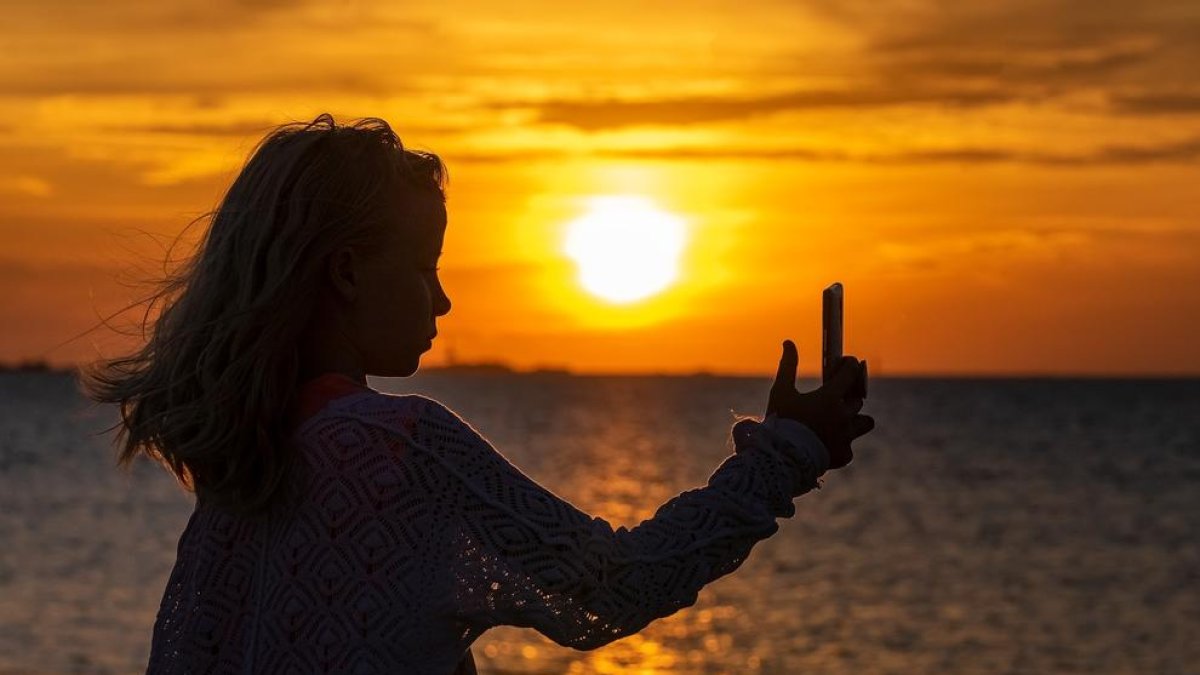 Una chica haciéndose un selfie en un paraje natural.