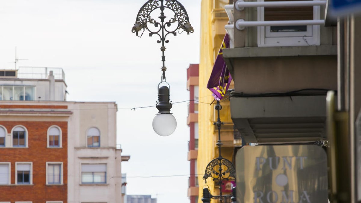 Imatge d'un dels fanals del carrer Unió.