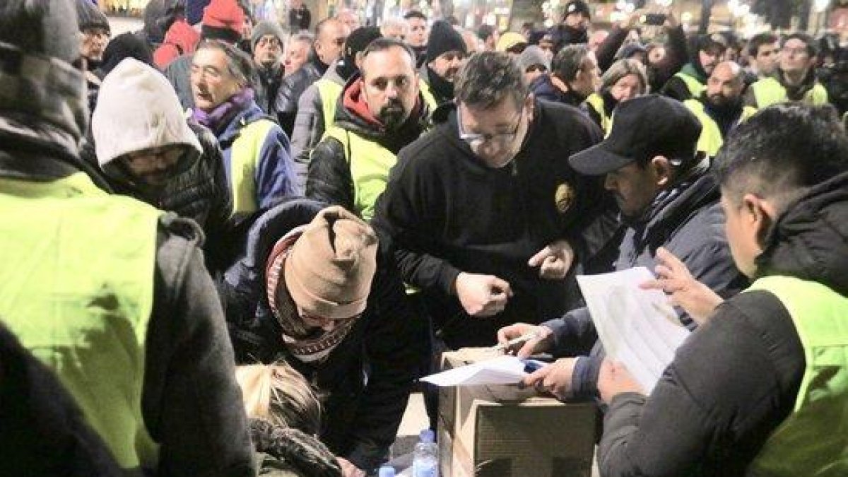 Recompte de vots dels taxistes per aixecar o mantenir la vaga contra el decret de regulació del servei VTC.