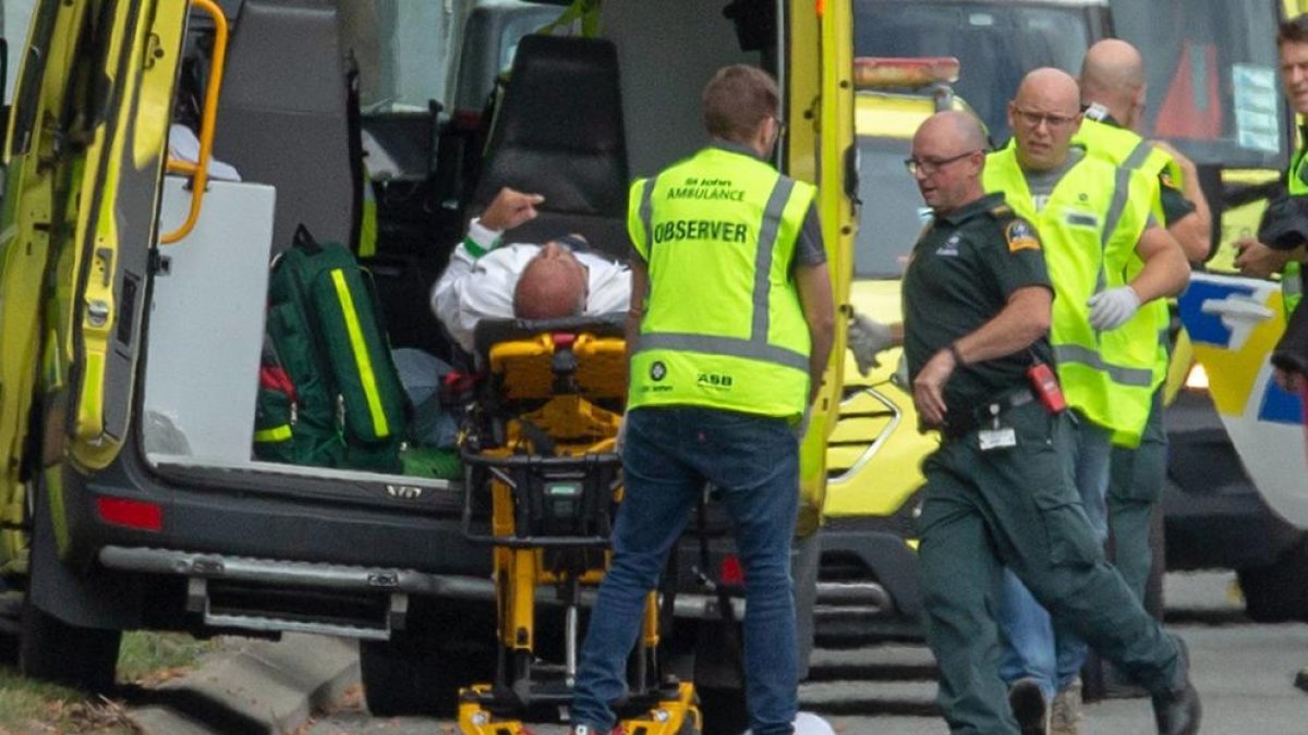 Imagen de efectivos sanitarios atendiendo a uno de los heridos en el doble atentado de Nueva Zelanda.