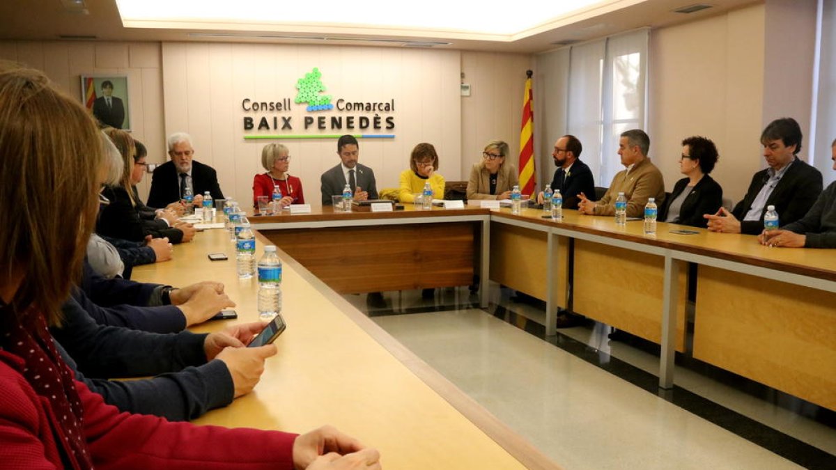 La reunió del conseller de Territori i Sostenibilitat, Damià Calvet, amb els representants locals.