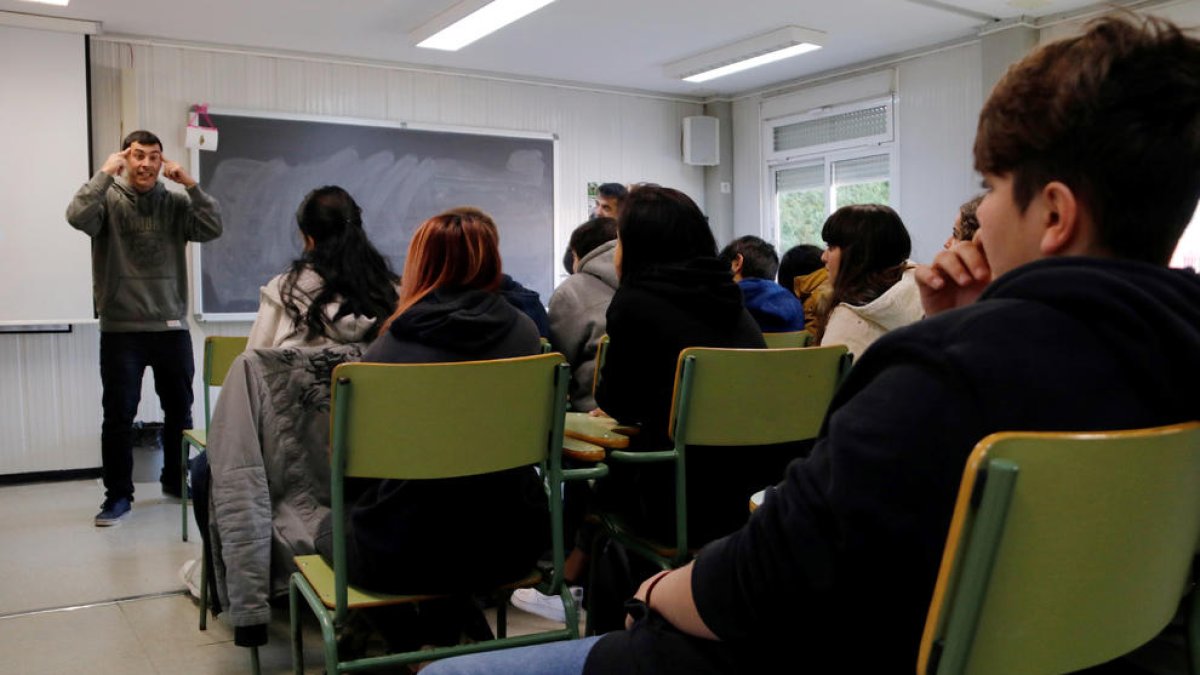 Plano general de Joel Prieto, del grupo Versembrant, rapeando delante de los alumnos del taller de rap contra la islamofobia en Cambrils.