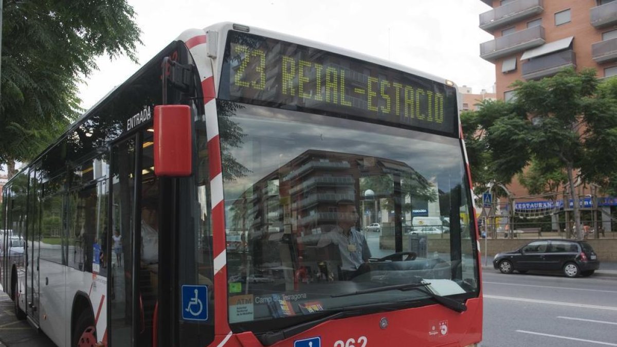 Imatge d'arxiu d'un autobús de l'EMT al centre de la ciutat.