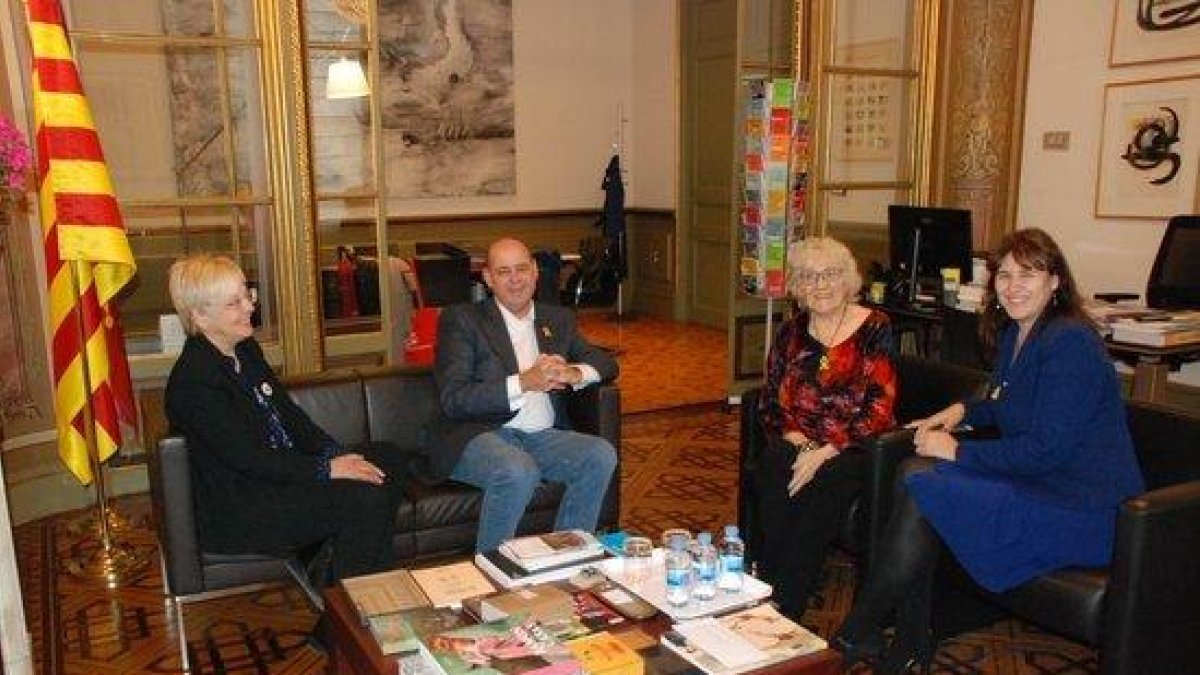 Margarida Aritzeta, nova degana de la ILC; Joan-Elies Adell, director de la Institució; la consellera de Cultura, Laura Borràs, i la fins ara degana, Isabel-Clara Simó.