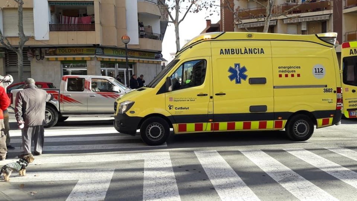 Dos ambulancias se han dirigido hasta la avenida Independència donde se ha producido el atropello.