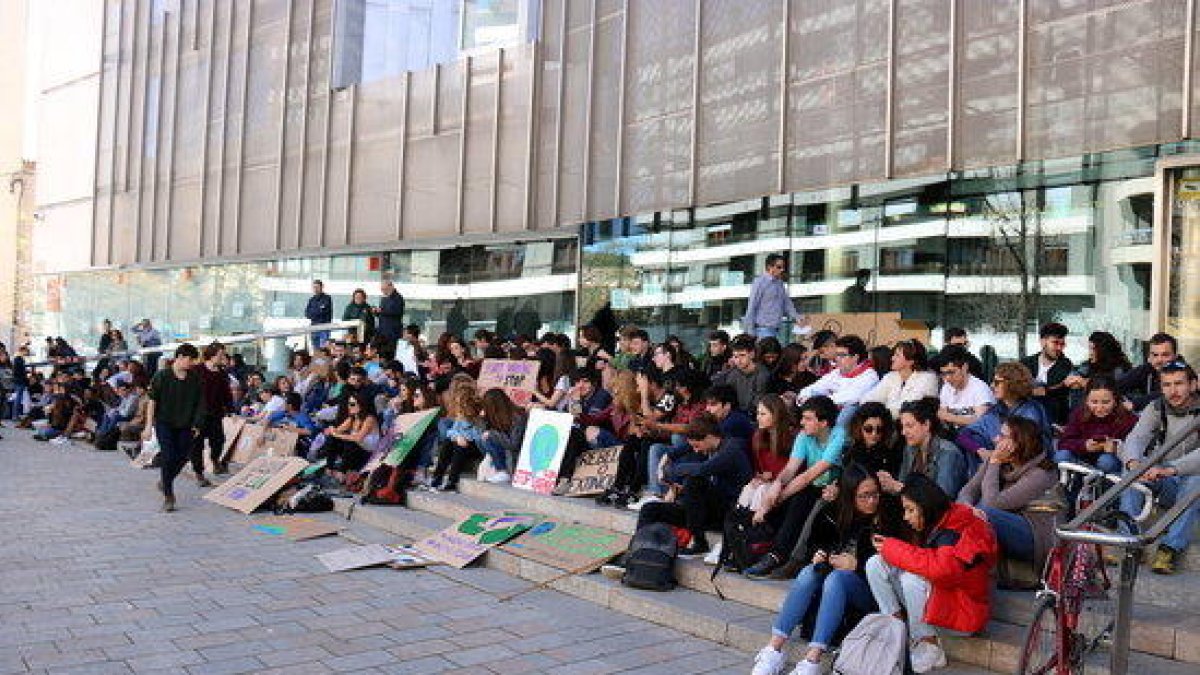 Imatge d'estudiants en protesta aquest divendres 15 de març pel canvi climàtic.