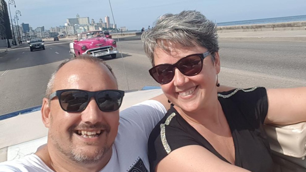 Parés y su mujer, Yolanda, durante un trayecto en coche por el Malecón.