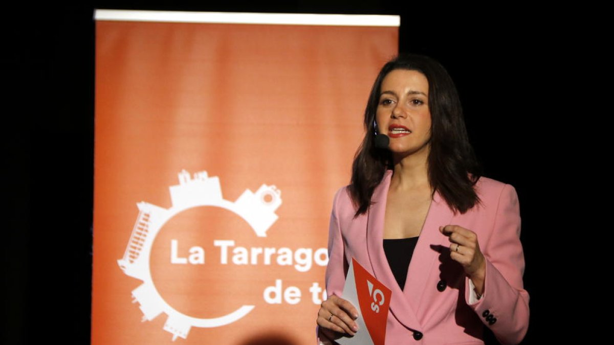 Pla mitjà de la líder de Cs a Catalunya, Inés Arrimadas, intervenint durant l'acte central de campanya a Tarragona, el 17 de maig del 2019