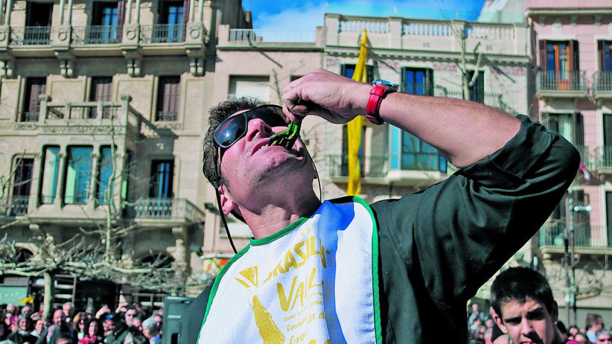 El guanyador del concurs de menjar calçots, Adrian Wergzyn en l'edició del 2018.