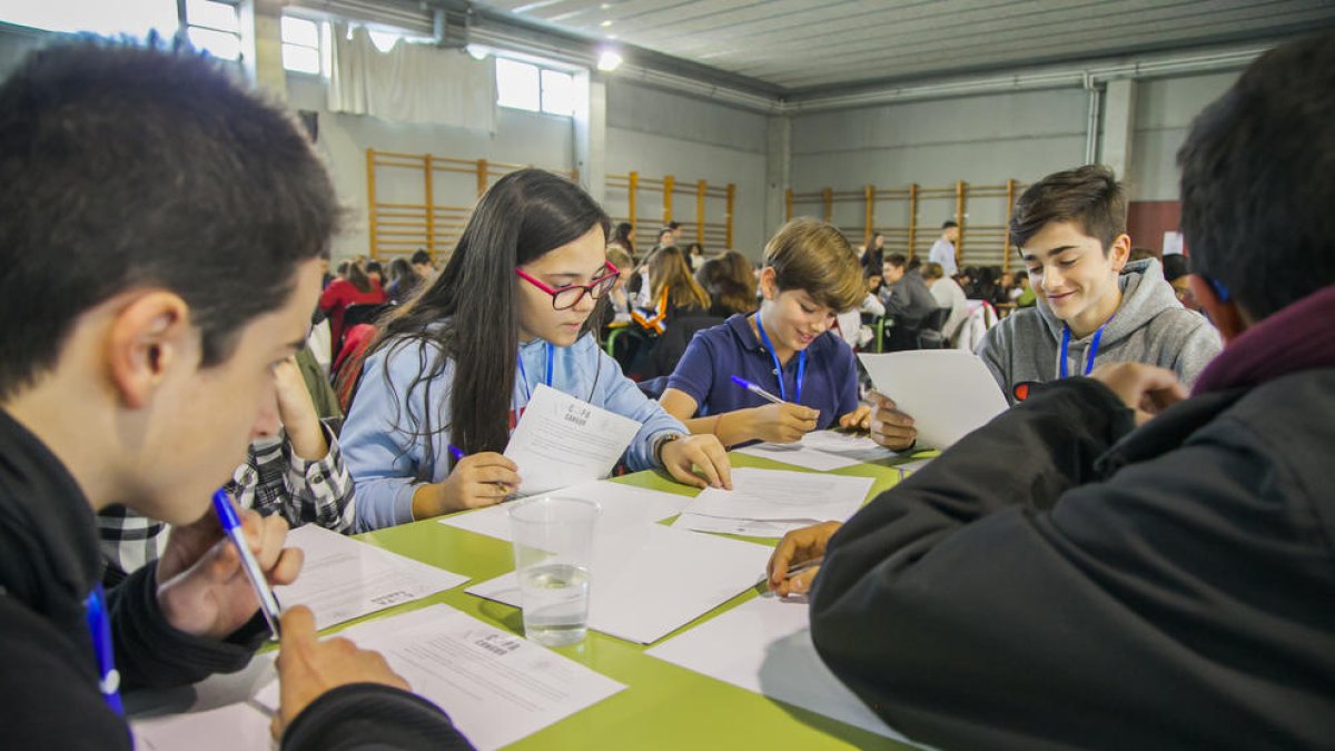 Uns alumnes, en les proves a l'IES Sant Pere i Sant Pau.