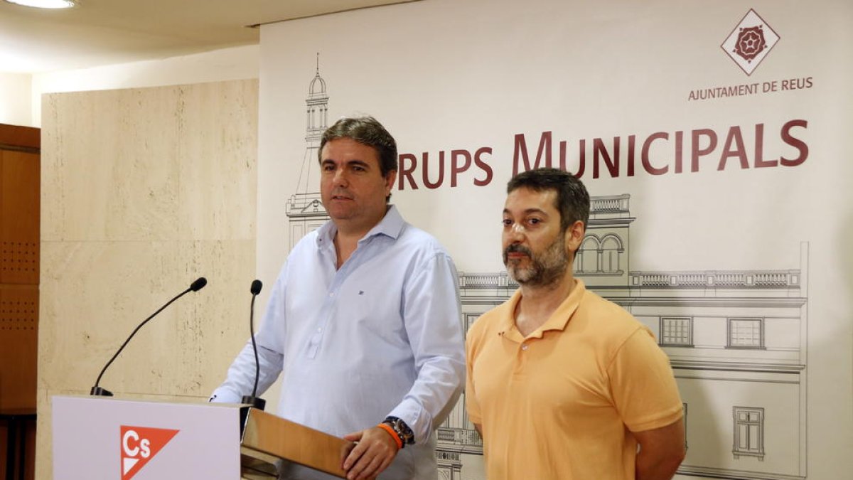 Plan|Plano medio del portavoz municipal de Cs en el Ayuntamiento de Reus, Juan Carlos Sánchez, en rueda de prensa con el concejal Guillermo Figueras