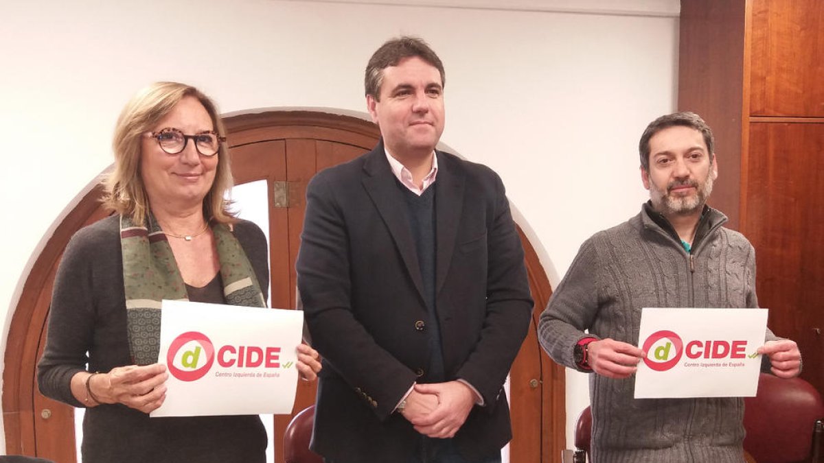 Juan Carlos Sánchez, Pepa Labrador y Guillem Figueras con las siglas de su nuevo partido.