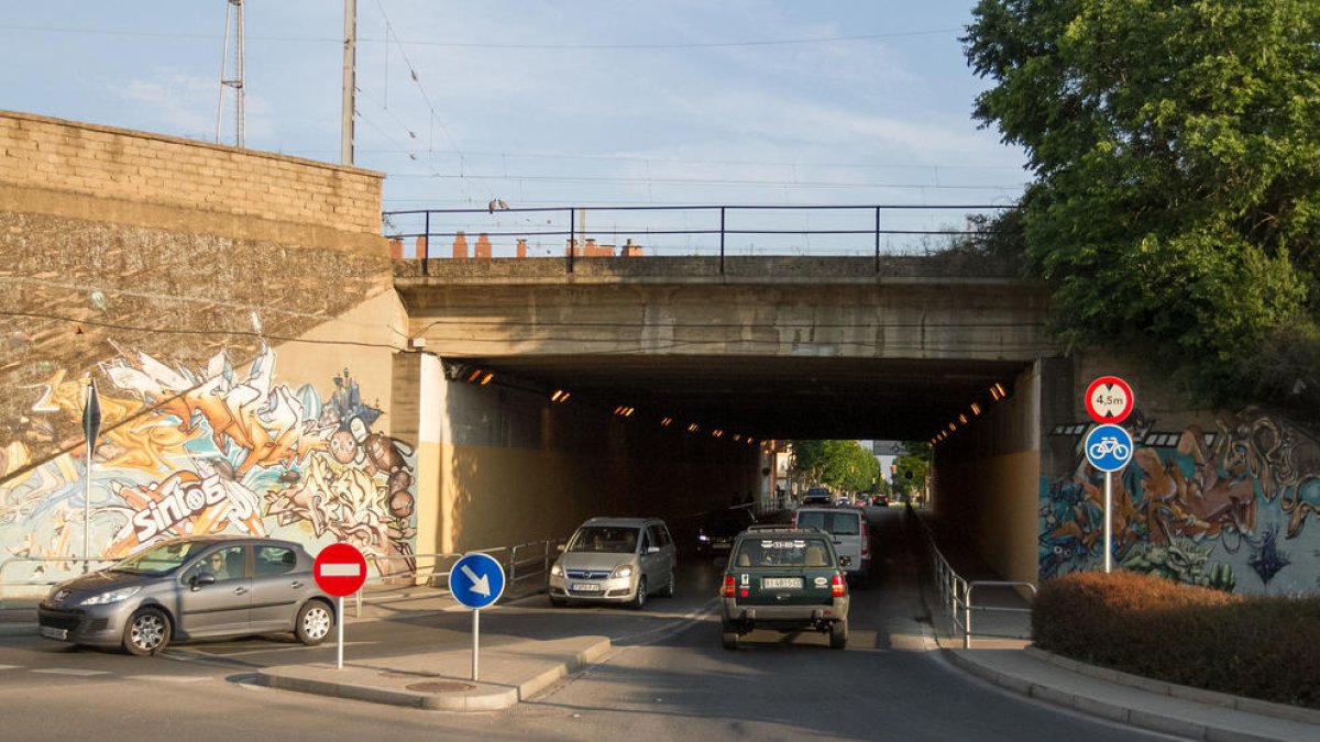 El projecte per al pont sota les vies inclou més llum i l'ampliació de les voreres.