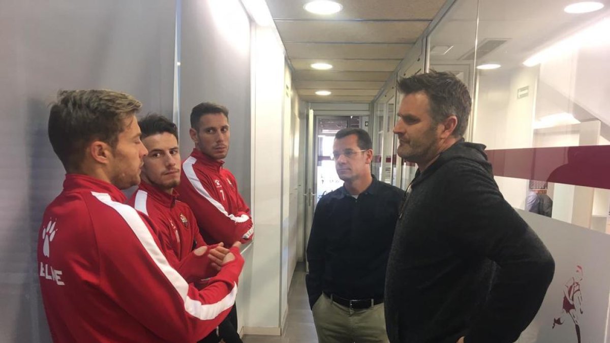 Imagen de Onalfo reunido con algunos jugadores en las instalaciones del CF Reus.