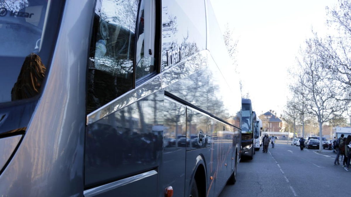 La filera d'autobusos que han sortit cap a Madrid des de Lleida.