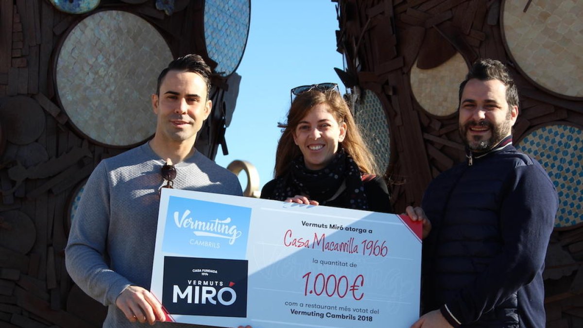 Imagen de la entrega del premio económico en Casa Macarrilla 1966, restaurante ganador del concurso.