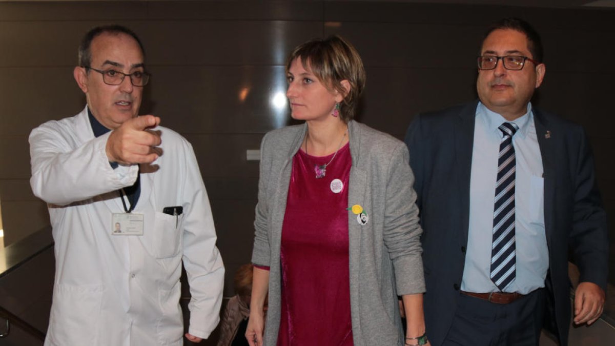 La consellera Alba Vergés acompanyada de l'alcalde de Móra d'Ebre i el director de l'Hospital Comarcal.