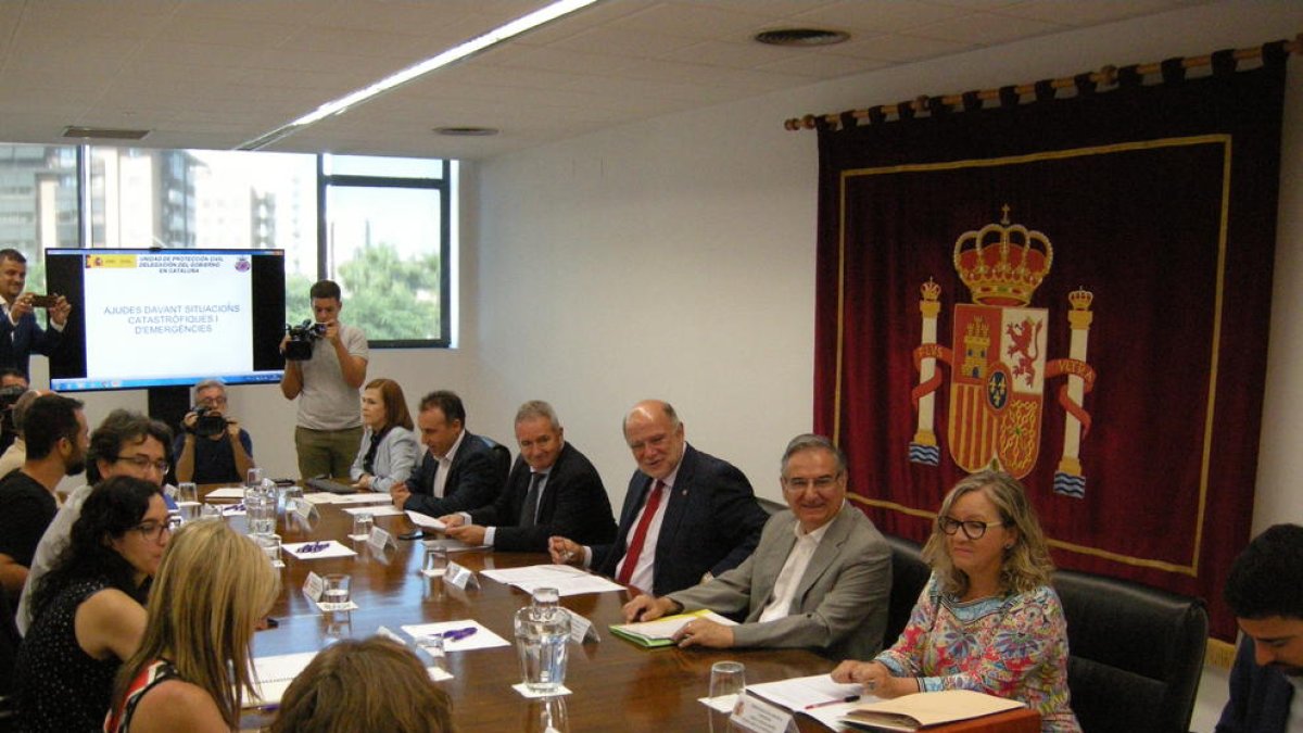 Imatge de la reunió del subdelegat del Govern a Tarragona, Joan Sabaté, amb els alcaldes dels municipis afectats per l'incendi.